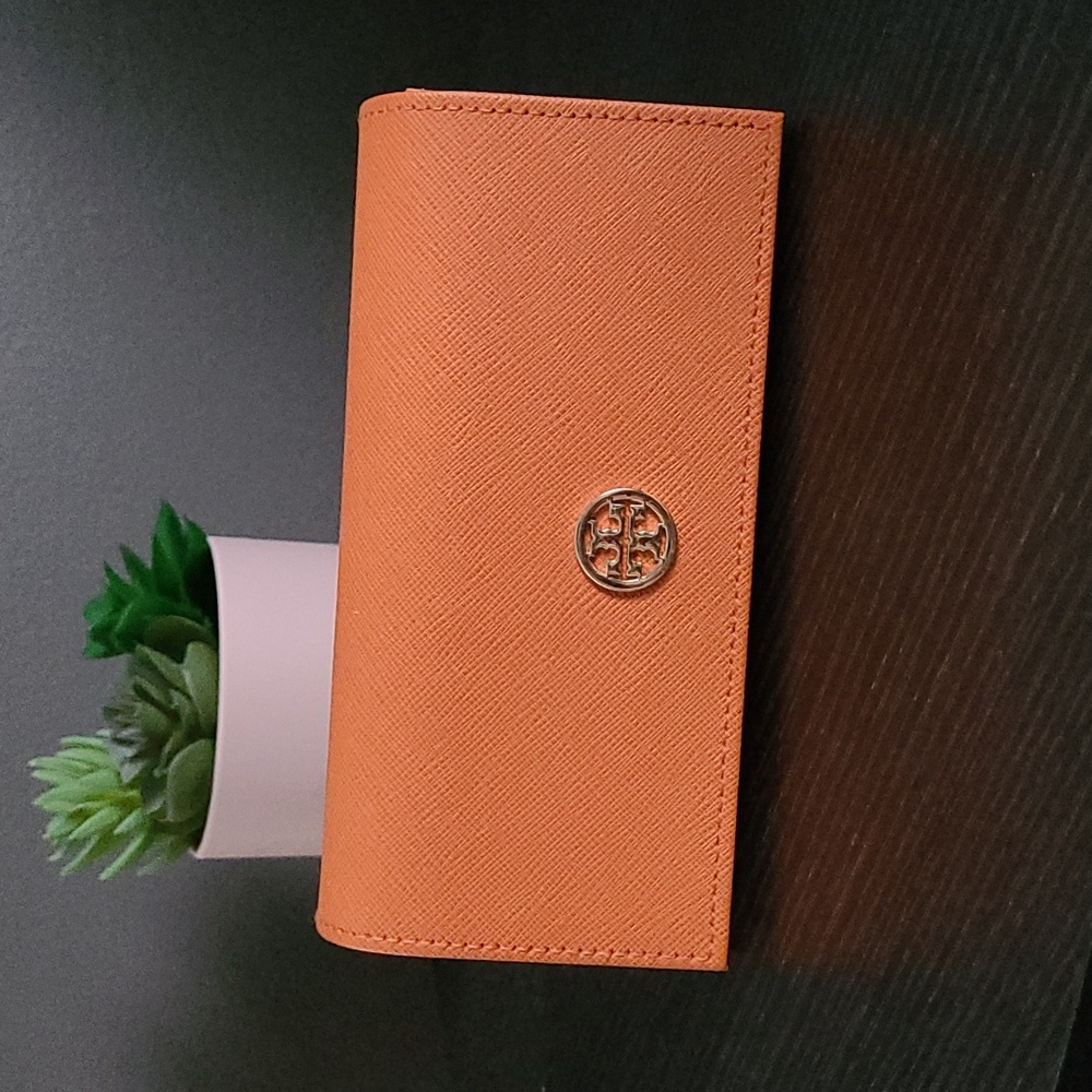 Tory Burch Glasses / Sunglasses case in Orange with gold tone emblem